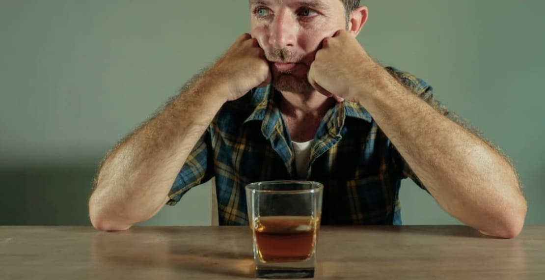 Мужчина со стаканом алкоголя