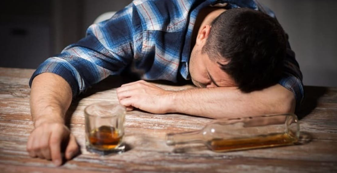 Пьяный мужчина уснул с алкоголем